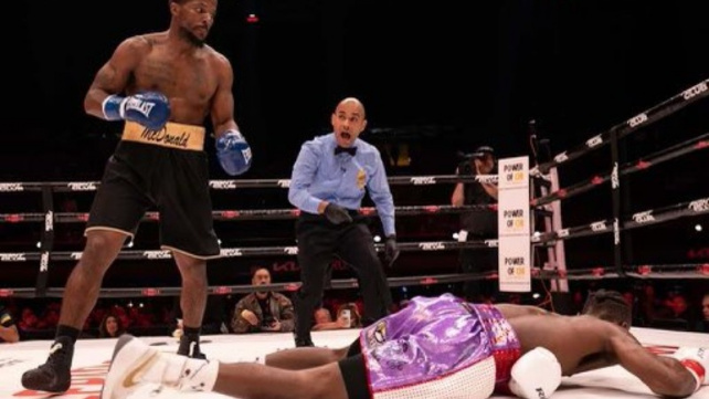 Zvedák na bradu a syn boxerské legendy šel k zemi KO, sundal ho elektrikář, který má box jako brigádu