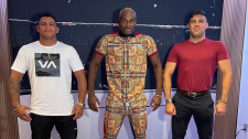 Derek Brunson (uprostřed) se svými kolegy z UFC
