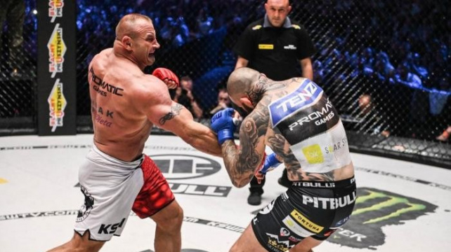 Silák Pudzian opět padl. Po dominantním prvním kole si chtěl zahrát na boxera a schytal TKO