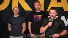 Ondřej Novotný tentokrát nechal mikrofon Bryanu Laceymu, který moderoval v angličtině