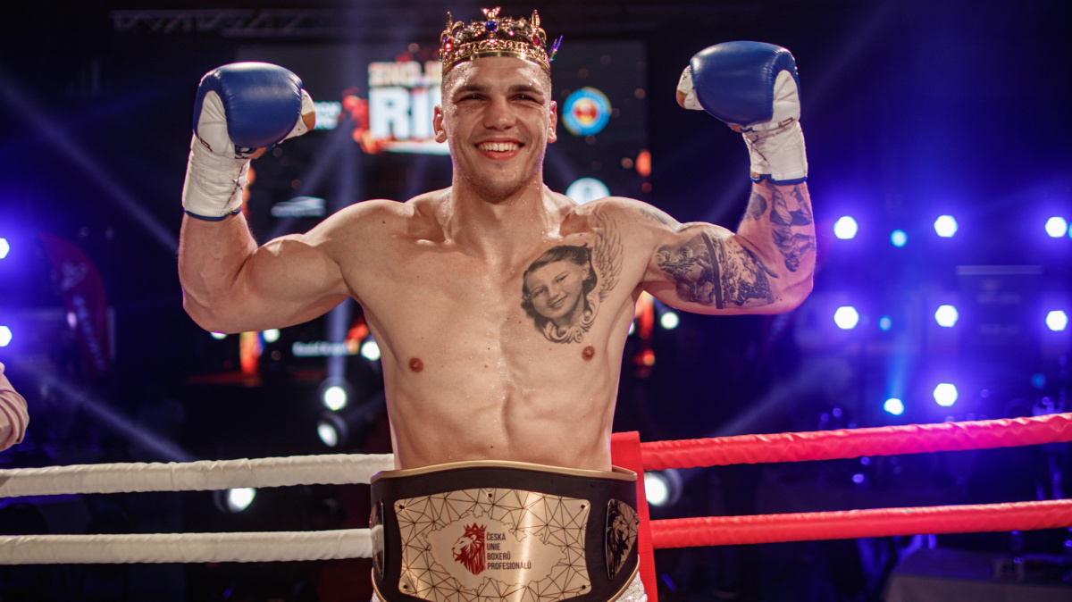 Boxer Vasil Ducár po titulovém zápase nelenil, den poté už hrál fotbal pro dobrou věc