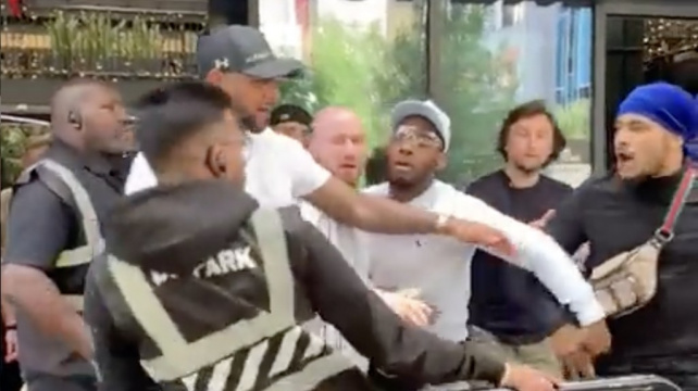 V 57 letech má boxerský šampion v ruce pořád KO úder, jako sekuriťák se s agresivním mladíkem nepáral