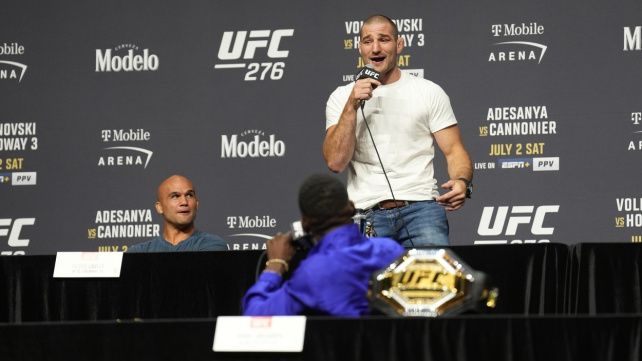 Tiskovku před UFC 276 si pro sebe ukradl rozjetý Strickland, bavili ale i Holloway s Volkanovskim