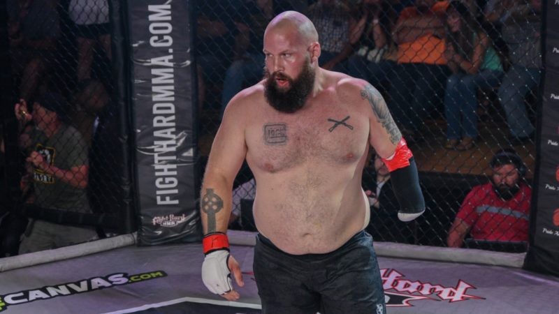 Na misi v Iráku přišel o ruku, přesto americký veterán válí v kleci, soupeře zničil TKO v 1. kole