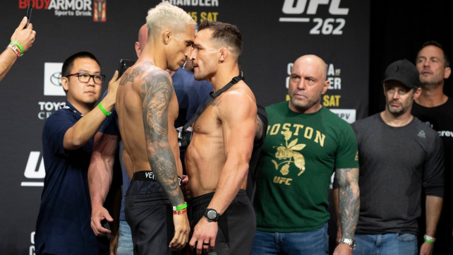 Chandler má návrh pro Oliveiru, chce mu zahřívat místo na trůnu, dokud se Brazilec nedočká money fightu s Conorem