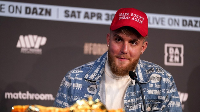 Jake Paul měl nepříjemný incident s Floydem Mayweatherem a jeho bandou a musel se dát na útěk