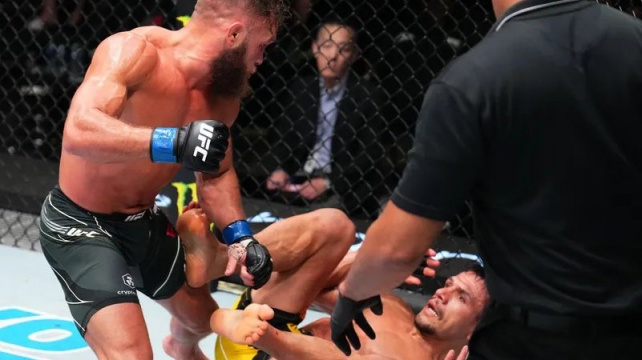 Souboj o nejlepšího Rafaela v UFC ovládl Fiziev parádním knockoutem, pak vyzval tenistu Nadala