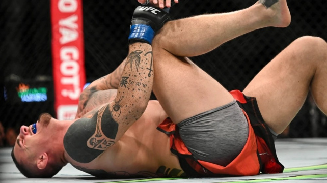 Hlavní zápas na UFC London skončil dřív, než pořádně začal. Aspinallovi povolilo koleno a Blaydes tak vyhrál na TKO