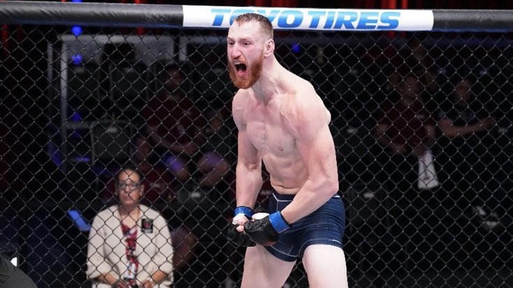 Kvůli zlomené ruce se Američan před lety nedostal do UFC, teď soupeře sestřelil tvrdým KO a Dana White ho dal za vzor ostatním bojovníkům