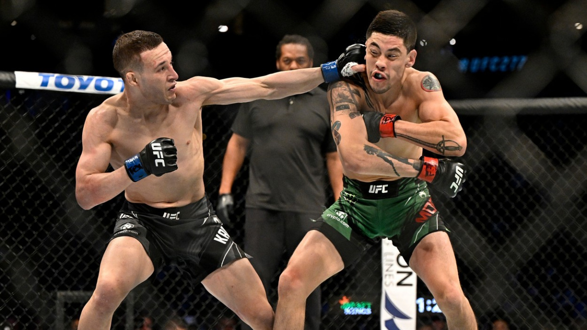 Moreno v kleci zničil rychlého Novozélanďana a získal prozatimní titul. Pak vyzval pravého šampiona způsobem, jaký UFC nepamatuje