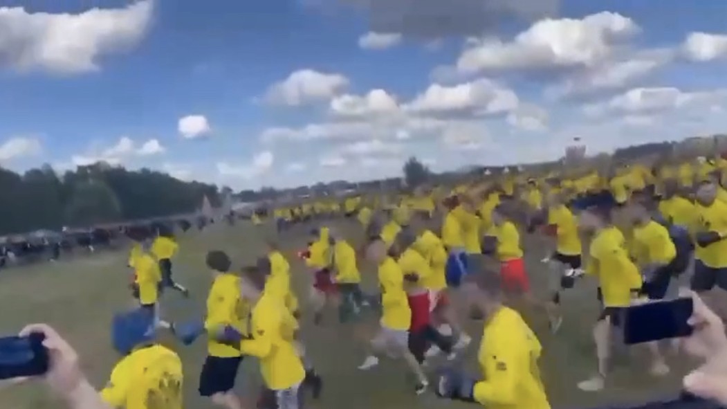 Na oslavu výročí slavné bitvy v Rusku zorganizovali hromadnou rvačku 600 na 600