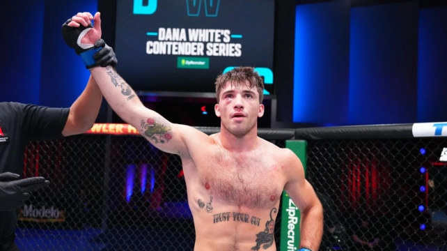 Šéf UFC tleskal vestoje. Mladý Američan s těžkým dětstvím utekl hrobníkovi z lopaty a skvěle otočil zápas