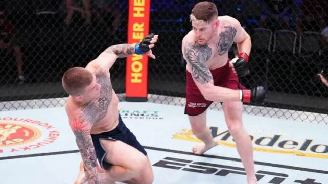 Přežil bouři a z posledních sil poslal jedním úderem soupeře do bezvědomí, smlouva s UFC skotského bojovníka neminula!