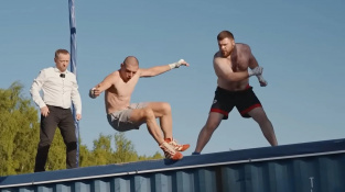 V Rusku dál experimentují s bojovými sporty, tentokrát vymysleli box bez rukavic na kontejneru zavěšeném nad jezerem