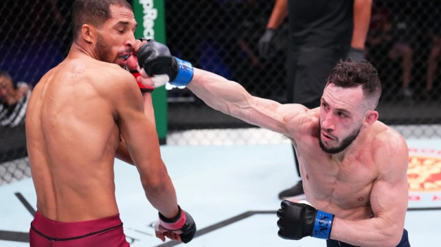 Australan nastoupil k zápasu s akutním zánětem slepého střeva, Dana White ho i přes prohru zpětně přijal do UFC