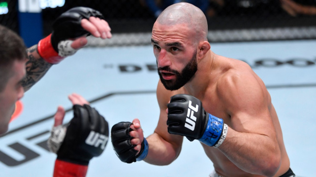 UFC zápasník zpacifikoval útočníka s baseballovou pálkou. Nebezpečná situace nakonec skončila docela komicky