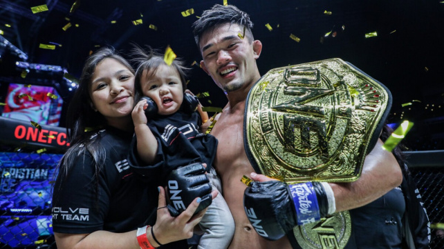 Tohle by v UFC neprošlo! Lee zničil šampiona technikou, která je ve většině organizací zakázaná