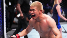 Júsaku Kinošita se raduje z vítězství, které mu zajistilo smlouvu s UFC
