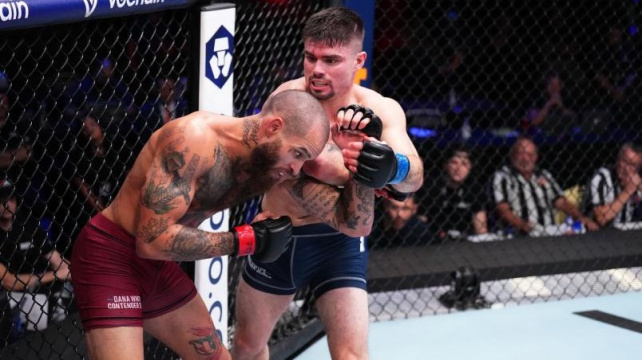 Američan ustál strašlivé bití, pak to ale soupeři vrátil i s úroky, Dana White tleskal ve stoje