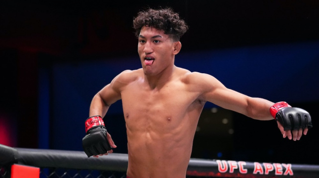 TKO za 54 vteřin. Nejmladší bojovník v UFC se vrátil na vítěznou vlnu ve velkém stylu