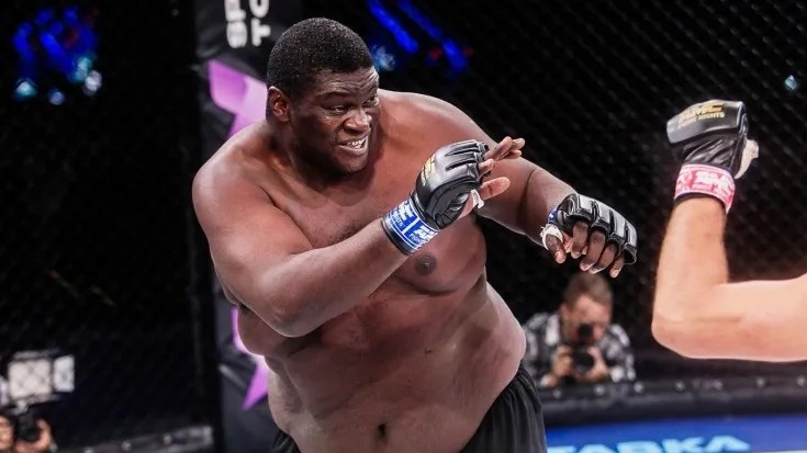 Komu není rady, tomu není pomoci. 198kilový obr Zuluzinho schytal další výprask