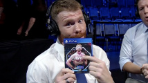 Komentátor Paul Felder ukazuje obal videohry UFC 4 s Bo Nickalem na obalu