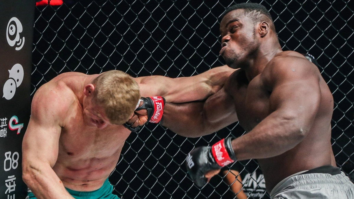 Obří Senegalec nedal ruskému "Kanibalovi" šanci, na zemi si ho osedlal a pak ho ubil kladivy