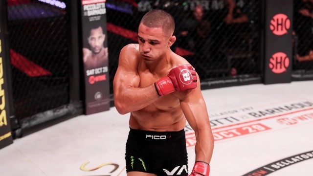 Aaron Pico si během zápasu vykloubil rameno. O přestávce pak nařídil trenérovi, ať mu ho vrátí zpátky