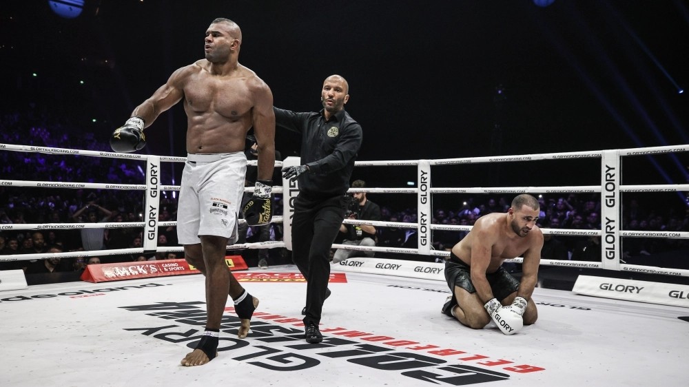 Overeem po nesmělém začátku v závěru kickboxerské bitvy roku zabral a poslal Hariho do důchodu