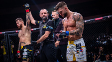Jakub Bahník zvítězil kvůli diskvalifikaci soupeře