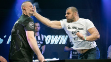 V Polsku se fackované věnuje organizace Punch Down, která už expandovala i do USA jako Slap Fighting Championship