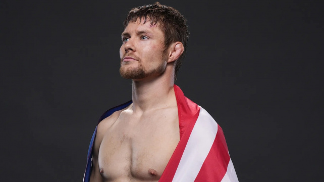 Země je placatá, gravitace neexistuje, tvrdí vycházející hvězda UFC a požaduje debatu s Joe Roganem