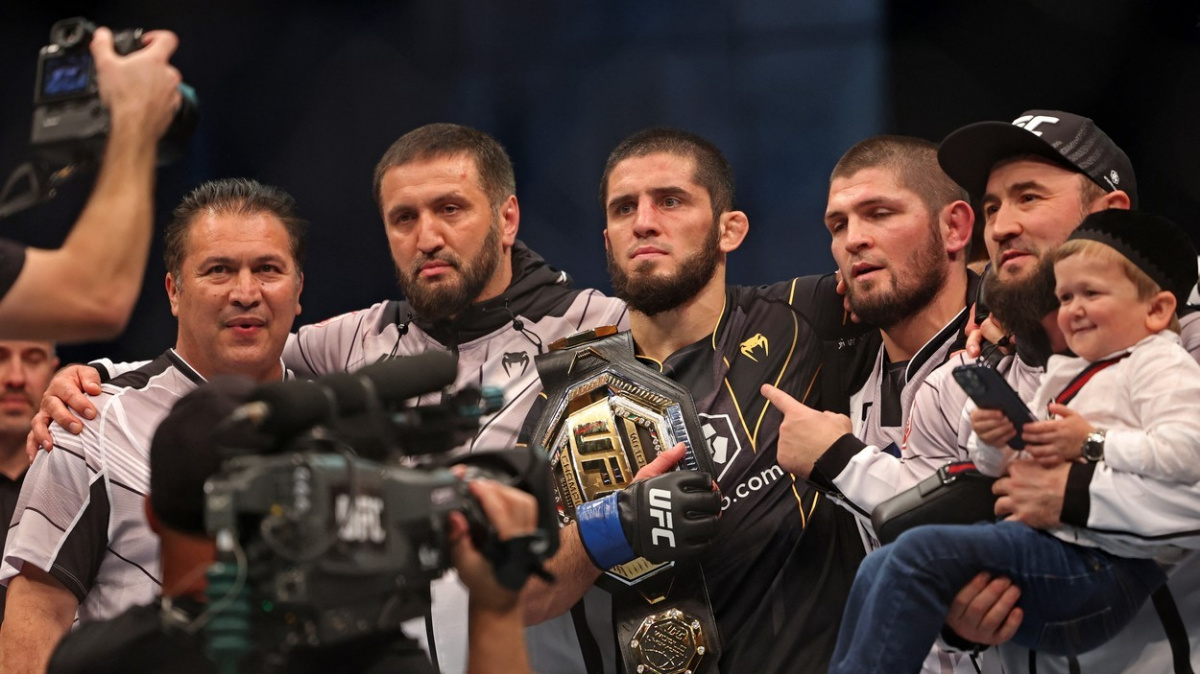 Lehká váha UFC má nového krále! Makhachev dostál svému slibu a donutil rekordmana Oliveiru odplácat