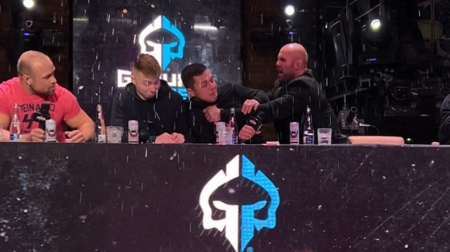 Psychopat Bejr dostál své pověsti a po Grznárovi napadl i promotéra Tomáše Le Syho