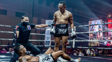Saenchai i ve 42 letech stále válí