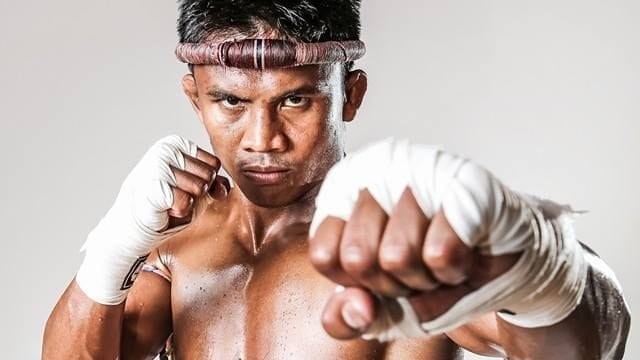 Muaythai legendy Buakaw a Saenchai se utkají v souboji bez rukavic