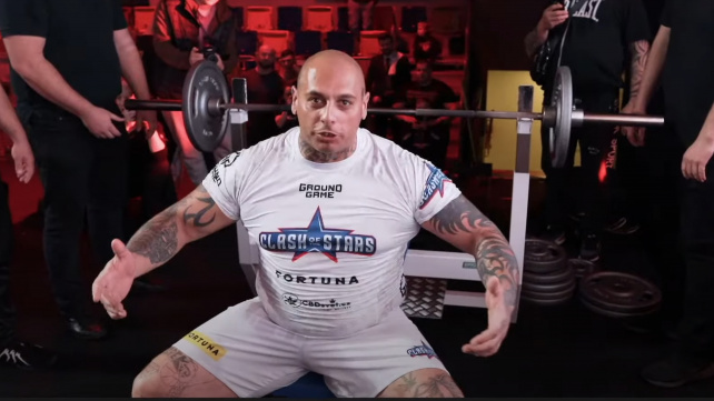 Kotlár s Bendou si den před zápasem v kleci dali souboj v bench pressu, který měl jasného vítěze