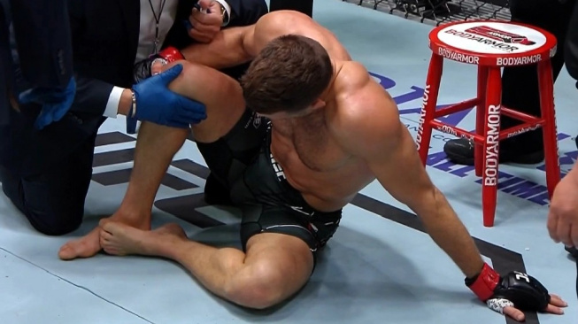 Hlavní zápas UFC ukončilo bolestivé zranění. Kattar kvůli koleni skončil na začátku druhého kola