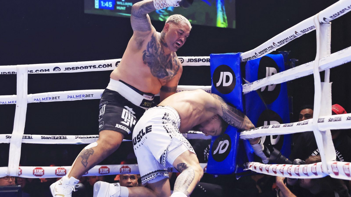 Bombarďák Mark Hunt se stylově rozloučil s kariérou, knockoutoval slavného ragbistu