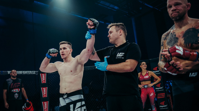 Demolice! Hošek slavil vítězství za 3 a půl minuty, pak porovnal finance v českých MMA organizacích