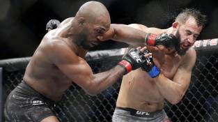 Jon Jones měl důvod k radosti, dva jeho nenávidění rivalové o víkendu prohráli