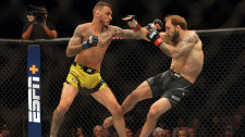 Renato Moicano se v zápase proti Brad Riddell