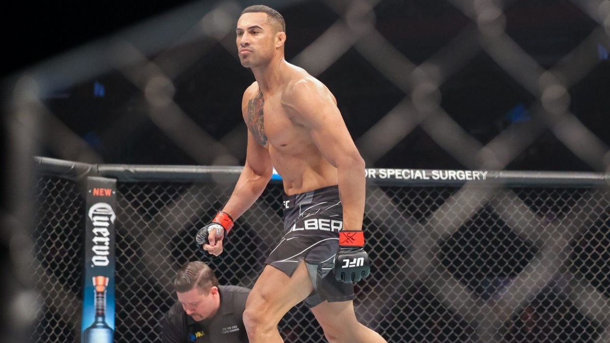 Kdo seje vítr, sklidí bouři. Adesanyův týmový parťák Ulberg odrazil agresivní nástup soupeře a po 12 vteřinách zvítězil na TKO