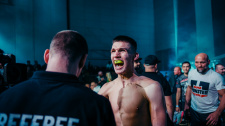 Tomáš Holeček nastupuje v doprovodu Petra "Monstra" Knížete do finále show I Am Fighter