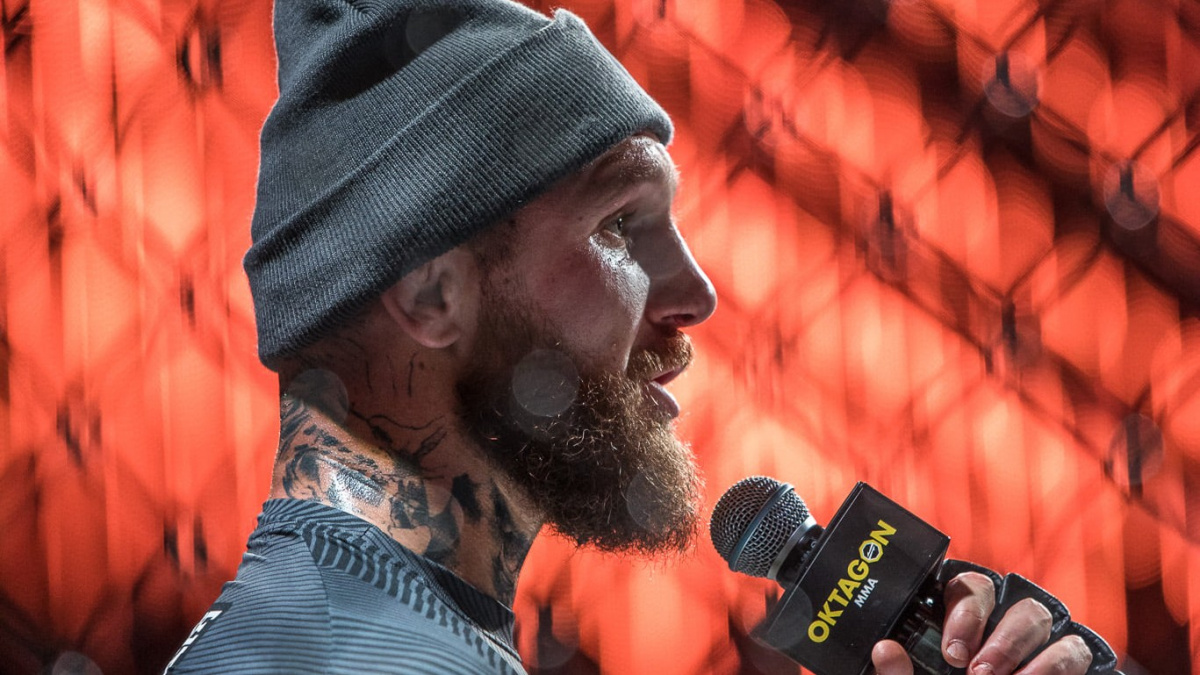 Pirát ukázal škaredou modřinu a nateklou ruku. Fanouškům prozradil, zda se ještě někdy vrátí do klece