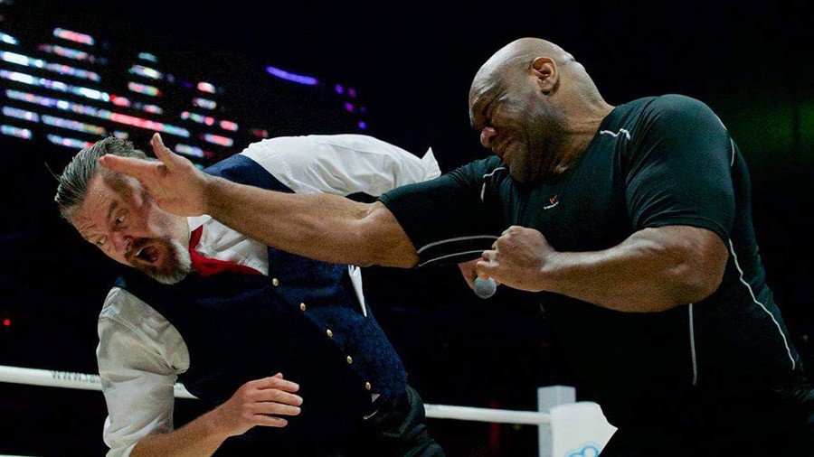 Bojový cirkus v Thajsku. Promotér v zápase dva na jednoho, kickbox à la siamská dvojčata či kolo násilí