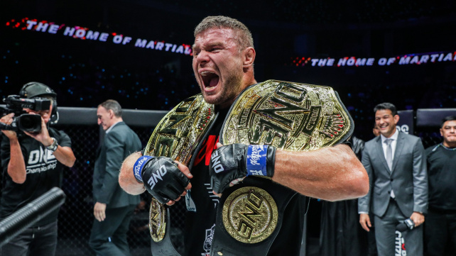 Holandský rytíř poprvé narazil. De Ridder dostal drsné KO a Rus mu vzal titul i neporazitelnost