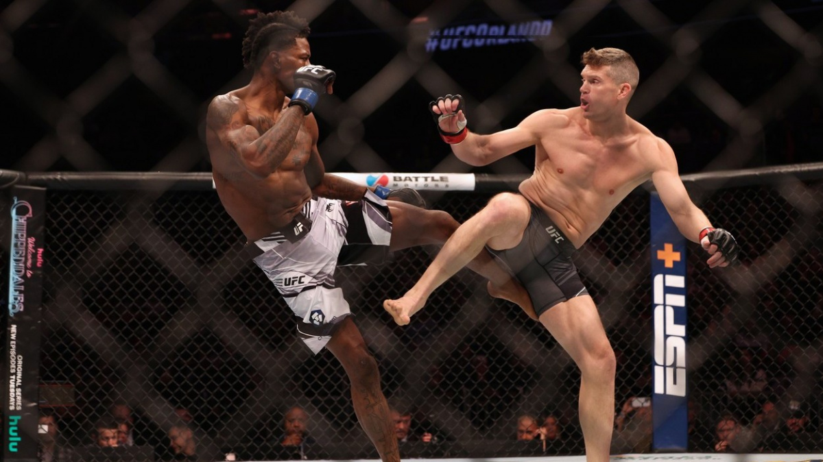 Jeden z nejlepších letošních zápasů. Díky tvrdému čelu a skvělým kopům zvítězil “Wonderboy” nad Hollandem na TKO