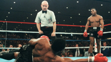 Mike Tyson a rozhodčí Mills Lane
