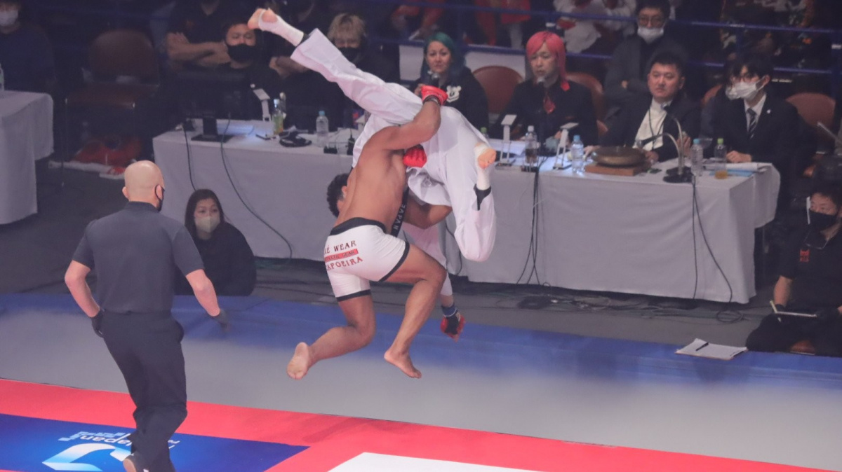 Video: Souboj taekwondisty s capoeiristou skončil brutálním hodem o zem